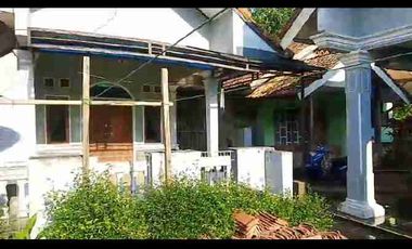 Rumah Dekat Mesjid Wisata Religi, Darangdan, Purwakarta.