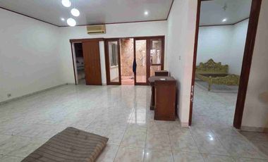 Rumah 2 lantai, Strategis dekat dengan Tol dan Stasiun, Jl. Mt Haryono,  Jl. Soepomo di Tebet, Jaksel