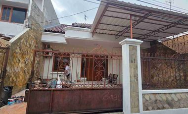Rumah 2 lantai, Strategis dekat dengan Tol dan Stasiun, Jl. Mt Haryono,  Jl. Soepomo di Tebet, Jaksel