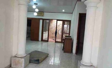 Rumah 2 lantai, Strategis dekat dengan Tol dan Stasiun, Jl. Mt Haryono,  Jl. Soepomo di Tebet, Jaksel