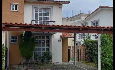 Se renta casa con estacionamiento techado en fraccionamiento villas del campo, Calimaya, Estado de México