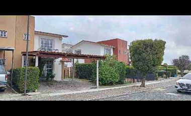 Se renta casa con estacionamiento techado en fraccionamiento villas del campo, Calimaya, Estado de México