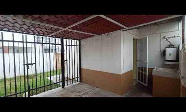Se renta casa con estacionamiento techado en fraccionamiento villas del campo, Calimaya, Estado de México
