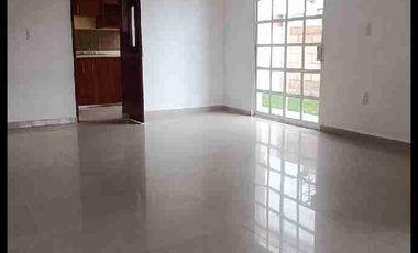 Se renta casa con estacionamiento techado en fraccionamiento villas del campo, Calimaya, Estado de México