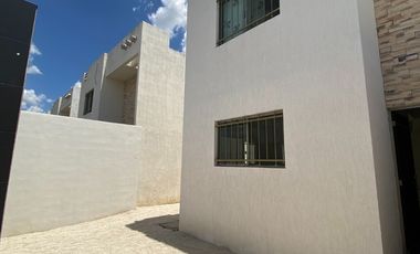 CASA CON LOCAL EN AVENIDA EN LAS AMÉRICAS III, MÉRIDA.