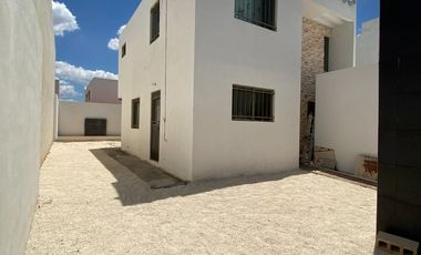 CASA CON LOCAL EN AVENIDA EN LAS AMÉRICAS III, MÉRIDA.