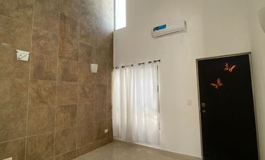 CASA CON LOCAL EN AVENIDA EN LAS AMÉRICAS III, MÉRIDA.