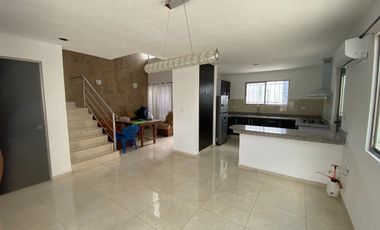 CASA CON LOCAL EN AVENIDA EN LAS AMÉRICAS III, MÉRIDA.