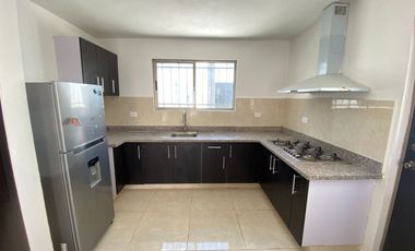 CASA CON LOCAL EN AVENIDA EN LAS AMÉRICAS III, MÉRIDA.