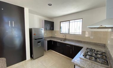 CASA CON LOCAL EN AVENIDA EN LAS AMÉRICAS III, MÉRIDA.