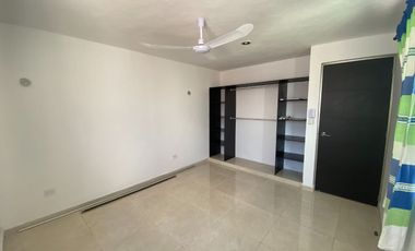 CASA CON LOCAL EN AVENIDA EN LAS AMÉRICAS III, MÉRIDA.