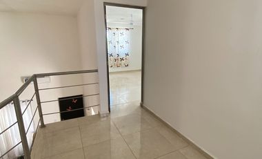 CASA CON LOCAL EN AVENIDA EN LAS AMÉRICAS III, MÉRIDA.