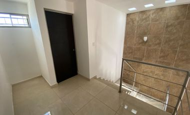CASA CON LOCAL EN AVENIDA EN LAS AMÉRICAS III, MÉRIDA.