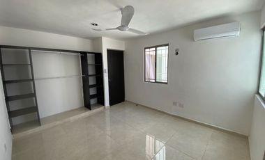 CASA CON LOCAL EN AVENIDA EN LAS AMÉRICAS III, MÉRIDA.