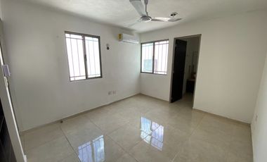 CASA CON LOCAL EN AVENIDA EN LAS AMÉRICAS III, MÉRIDA.