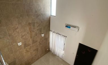 CASA CON LOCAL EN AVENIDA EN LAS AMÉRICAS III, MÉRIDA.