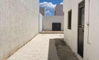 CASA CON LOCAL EN AVENIDA EN LAS AMÉRICAS III, MÉRIDA.