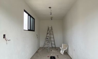 CASA CON LOCAL EN AVENIDA EN LAS AMÉRICAS III, MÉRIDA.