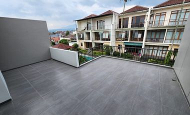 Dijual/For Sale  Rumah Baru 3 lantai , @Setra Duta Lavida 22