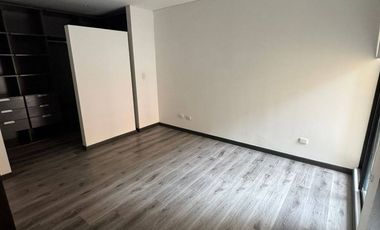 ¿Buscas la tranquilidad del campo con las comodidades de la ciudad? ¡Este apartamento en Chía es para ti! 🌿✨  Ubicado en la exclusiva y tranquila Ver