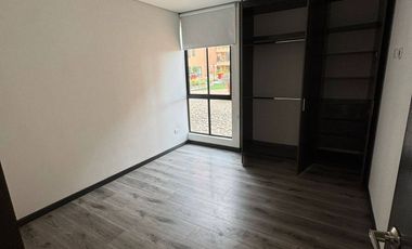 ¿Buscas la tranquilidad del campo con las comodidades de la ciudad? ¡Este apartamento en Chía es para ti! 🌿✨  Ubicado en la exclusiva y tranquila Ver