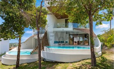 Exquisite 3-Bedroom Villa with Panoramic Seaviews in Plailaem