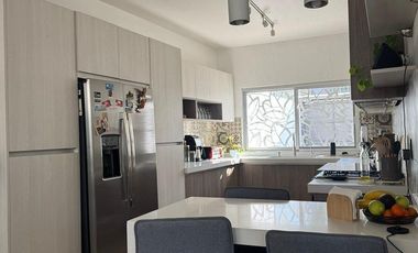 CASA AMUEBLADA EN RENTA DE UNA SOLA PLANTA, REMODELADA, ALTAMIRA,ZAPOPAN