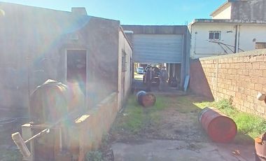 GALPON EN VENTA  - COLON 6450  GALPON DESARROLLADO SOBRE LOTE DE 10 X 44, CON AMPLIO ESPACIO LIBRE DE TERRENO Y EXCELENTE ALTURA