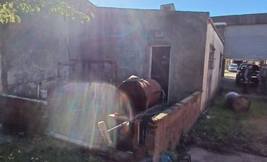 GALPON EN VENTA  - COLON 6450  GALPON DESARROLLADO SOBRE LOTE DE 10 X 44, CON AMPLIO ESPACIO LIBRE DE TERRENO Y EXCELENTE ALTURA