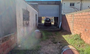 GALPON EN VENTA  - COLON 6450  GALPON DESARROLLADO SOBRE LOTE DE 10 X 44, CON AMPLIO ESPACIO LIBRE DE TERRENO Y EXCELENTE ALTURA
