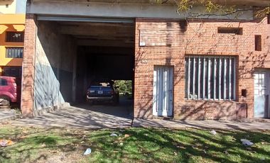 GALPON EN VENTA  - COLON 6450  GALPON DESARROLLADO SOBRE LOTE DE 10 X 44, CON AMPLIO ESPACIO LIBRE DE TERRENO Y EXCELENTE ALTURA