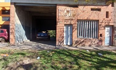 GALPON EN VENTA  - COLON 6450  GALPON DESARROLLADO SOBRE LOTE DE 10 X 44, CON AMPLIO ESPACIO LIBRE DE TERRENO Y EXCELENTE ALTURA