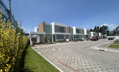 Casa de Venta en Latacunga. Conjunto La Quinta.