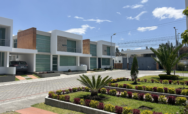 Casa de Venta en Latacunga. Conjunto La Quinta.