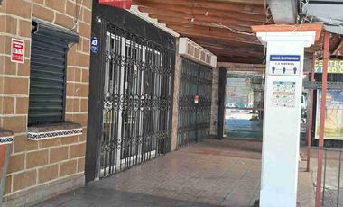 Local comercial en placita frente a Plaza Cuernavaca
