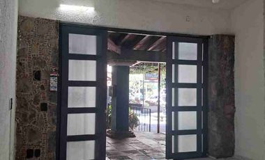 Local comercial en placita frente a Plaza Cuernavaca