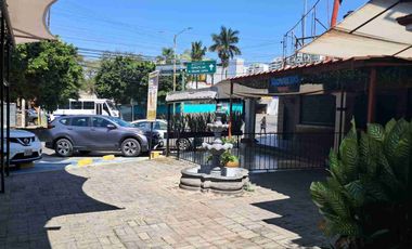 Local comercial en placita frente a Plaza Cuernavaca