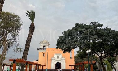 Venta de una Casa de 3 pisos en el Malecón Ferreyros