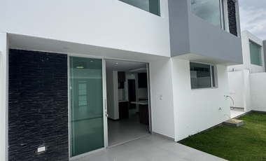 Casa nueva en venta Conjunto La Quinta Latacunga - Entrega Inmediata
