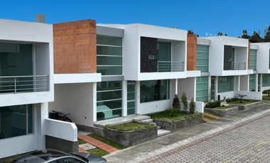 Casa nueva en venta Conjunto La Quinta Latacunga - Entrega Inmediata