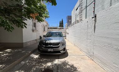 EXCELENTE RESIDENCIA EN VENTA, RECIEN REMODELADA CON ACABADOS MODERNOS CON RECAMARA EN PLANTA BAJA EN ESQUINA