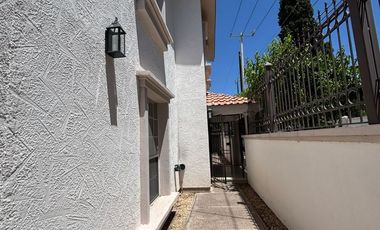 EXCELENTE RESIDENCIA EN VENTA, RECIEN REMODELADA CON ACABADOS MODERNOS CON RECAMARA EN PLANTA BAJA EN ESQUINA