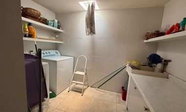 EXCELENTE RESIDENCIA EN VENTA, RECIEN REMODELADA CON ACABADOS MODERNOS CON RECAMARA EN PLANTA BAJA EN ESQUINA