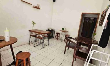 disewakan rumah untuk usaha, dekat UPN, dekat Merr, dekat pondok Tjandra,dekat UINSA,cocok untuk warkop, coffee shope, dan barbershop