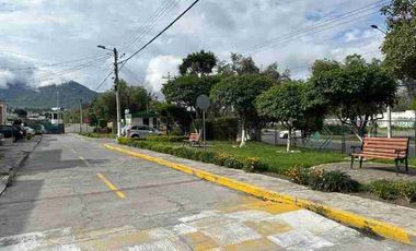 SE RENTA CASA CONJUNTO PRIVADO TRES DORMITORIOS SECTOR MITAD DEL MUNDO