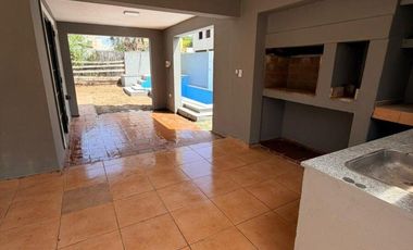 ALQUILO Casa de 4 Dormitorios con Pileta en Housing – Villa Rivera Indarte