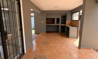 ALQUILO Casa de 4 Dormitorios con Pileta en Housing – Villa Rivera Indarte