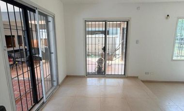 ALQUILO Casa de 4 Dormitorios con Pileta en Housing – Villa Rivera Indarte