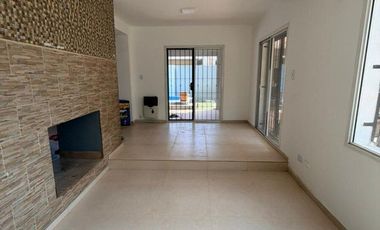 ALQUILO Casa de 4 Dormitorios con Pileta en Housing – Villa Rivera Indarte