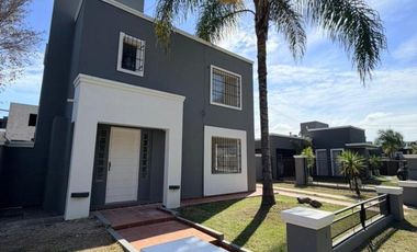 ALQUILO Casa de 4 Dormitorios con Pileta en Housing – Villa Rivera Indarte
